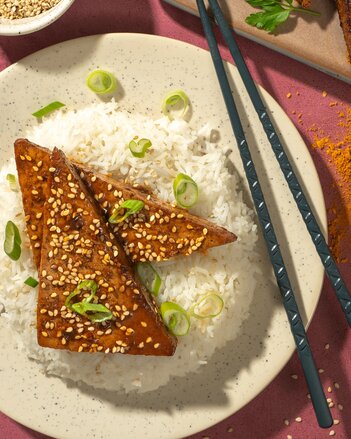 Marinierter Tofu auf Reis | © SONNENTOR