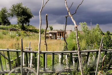 alter Holzwagen im Permakulturgarten neben den Land-Lofts | © @titantina /Tina Vega-Wilson