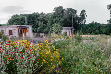 Land-Lofts im Permakulturgarten | © @titantina /Tina Vega-Wilson