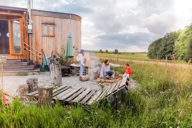 Familie heizt bei Lagerfeuerstelle ein | © @titantina /Tina Vega-Wilson