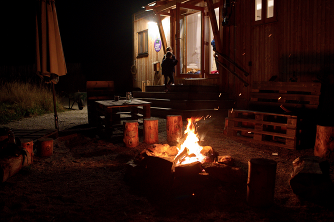 abendliche Stimmung mit Lagerfeuer bei Land-Lofts | © @glueckstopf