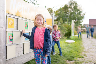 Kinder beim Memo spielen am Bio-Bengelchen Weg | © Waldviertel Tourismus, Studio Kerschbaum