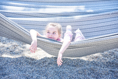 Kind in der Hängematte am Spielplatz im Bio-Bengelchen Garten | © SONNENTOR Schrägstrich @nudlholz.at