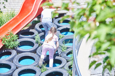 Kindern am Spielplatz im Bio-Bengelchen Garten | © SONNENTOR/@nudlholz.at