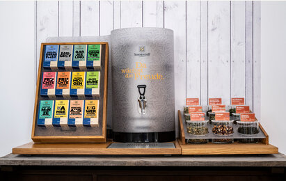 TEESTATION GASTRO inkl. Wasserkocher 10lt + Teespender Größe: 71 x 51,5 x 57 cm (B x T x H) +  MODUL FÜR LOSE TEES inkl. 9 Gläser + 9 Deckel Größe: 41 x 51,5 x 19 cm (B x T x H) | © SONNENTOR