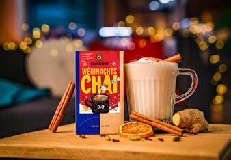 Weihnachtschai Tee Verpackung und Chai Latte Getränk | © SONNENTOR