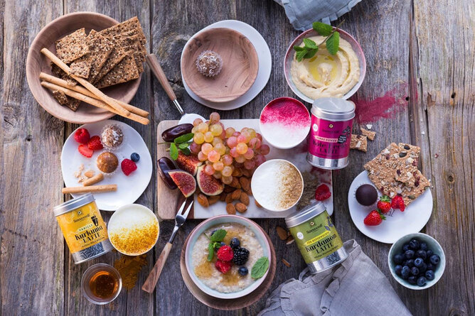 Photo of a breakfast table, with all sorts of different delicacies. Also to be seen are Sonnentor spice sprinkle cans. | © SONNENTOR