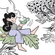 Illustration einer fröhlichen Frau mit langen, dunklen Haaren. Sie sitzt entspannt auf einem großen, grünen Blatt und hält eine dampfende Tasse Tee in der Hand. Der Hintergrund ist minimalistisch mit floralen Elementen in schwarz-weiß. | © SONNENTOR