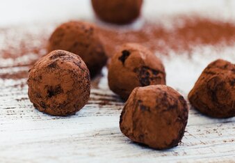 Auf dem Foto sieht man mehrere Kaffeetrüffel Bällchen. | © SONNENTOR