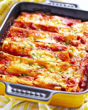 Foto von den Cannelloni mit Seitan-Feta Füllung in einer Auflaufform.  | © SONNENTOR