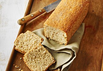 Auf dem Foto sieht man ein Holztablett auf dem ein angeschnittenes Dinkel-Leichtbrot zu sehen ist. | © SONNENTOR