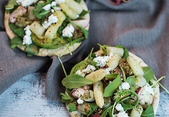 Auf dem Foto sieht man zwei Pita Brote mit Spargel, Avocado und Pesto. Daneben sieht man frische Radieschen. | © SONNENTOR