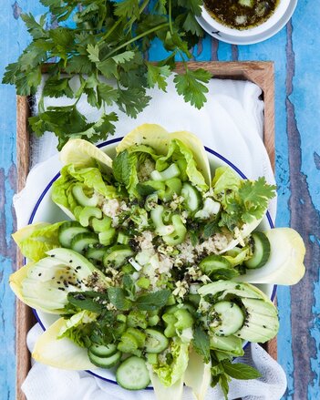 Auf dem Foto ist eine Schüssel mit grünem Quinoa-Detox-Salat zu sehen. Daneben sieht man ein Schüsselchen mit der Marinade und frische Petersilie. | © SONNENTOR