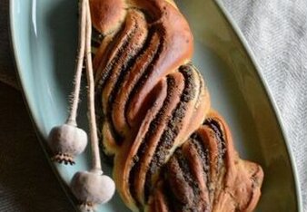 Auf dem Foto ist ein Teller mit einem Mohnzopf darauf zu sehen. Daneben steht eine kleine Schale mit Mohn darinnen. | © SONNENTOR