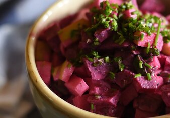 Auf dem Foto sieht man eine Schüssel mit Rote Rüben und Äpfeln zu sehen. Darüber ist geschnittener Schnittlauch zu sehen. | © SONNENTOR