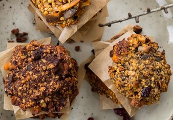 Auf dem Foto sind viele Haferflocken-Cookies auf einem Teller zu sehen.  | © SONNENTOR