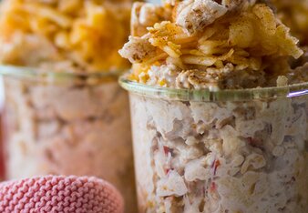 Auf dem Foto sind zwei Gläser mit dem Bircher-Basen-Müsli mit Crunch zu sehen.  | © SONNENTOR