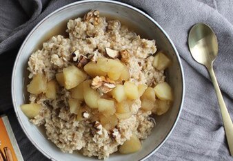 Auf dem Foto ist eine Schüssel mit Porridge zu sehen. Darauf ist Apfelkompott verteilt. Daneben liegt eine Packung Zimt gemahlen. | © SONNENTOR