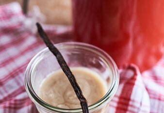 Auf dem Foto ist ein Glas mit Vanillepudding zu sehen. Darauf liegt eine Vanilleschote. | © SONNENTOR