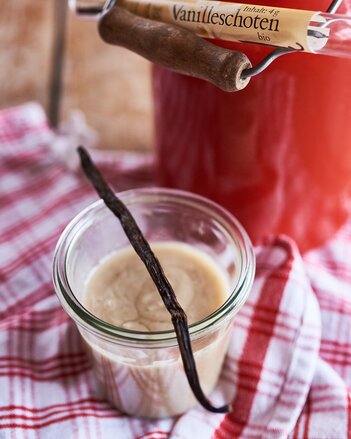 Auf dem Foto ist ein Glas mit Vanillepudding zu sehen. Darauf liegt eine Vanilleschote. | © SONNENTOR