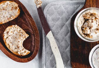 Auf dem Foto sieht man zwei Brote mit veggie Zwiebelschmalz darauf. Daneben steht eine kleine Schale mit Zwiebelschmalz. | © SONNENTOR