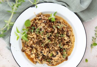 Auf dem Foto sieht man einen Teller mit veganem Steinpilz-Risotto. Das Risotto ist mit Thymian garniert. | © SONNENTOR