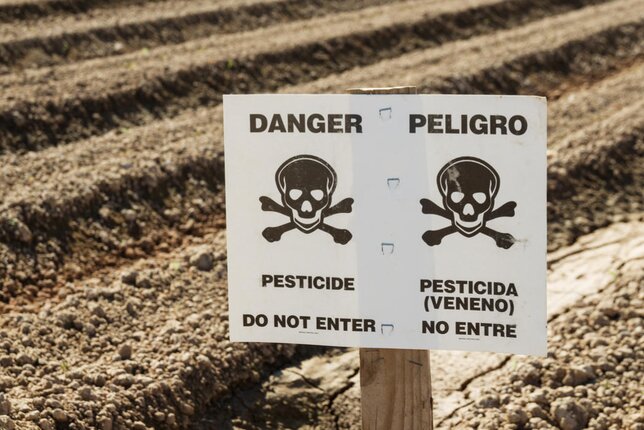 Foto von einem Warnschild auf dem steht - Danger Pesticide, do not enter | © SONNENTOR