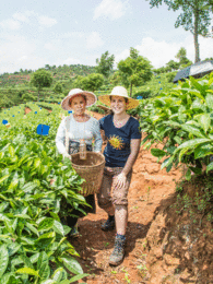 Photo of a Sonnentor employee and a farmer's wife in China in the middle of a field. | © SONNENTOR