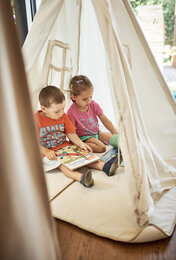 The photo shows two children in a teepee. | © SONNENTOR