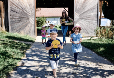 On the photo you can see the children from Sonnenscheinchen on their way to the Freihof. | © SONNENTOR