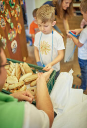 Photo of a boy buying a snack at the bakery. | © SONNENTOR