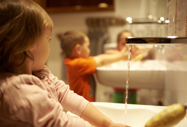 Washing hands in the sunshine Sonnentor | © SONNENTOR