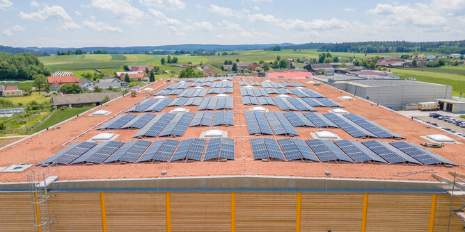 Die PV-Anlage am neuen Hochregallager. | © SONNENTOR