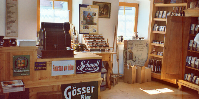 Am Foto ist die alte Greisslerei 19987 am Standort in Sprögnitz mit den alten Bauernmöbeln, in die die Produkte eingeschlichtet sind und eine alte Kassa, zu sehen.  | © SONNENTOR