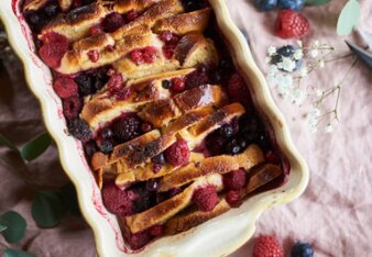 Auf dem Foto ist der Scheiterhaufen mit bunten Beeren zu sehen. Daneben steht eine Schale mit frischen Heidelbeeren. | © SONNENTOR