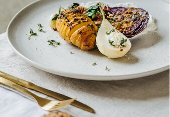 Rotkohl Steaks auf Ziegen Frischkäse mit Dattel-Pilz-Spinat und Fächerkartoffeln | © SONNENTOR