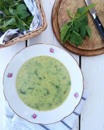 Auf dem Foto ist ein Teller mit Giersch-Kartoffelsuppe zu sehen.  | © SONNENTOR