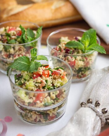 Das Taboule ist in kleinen Gläsern angerichtet und mit Minzblättern dekoriert.  | © SONNENTOR