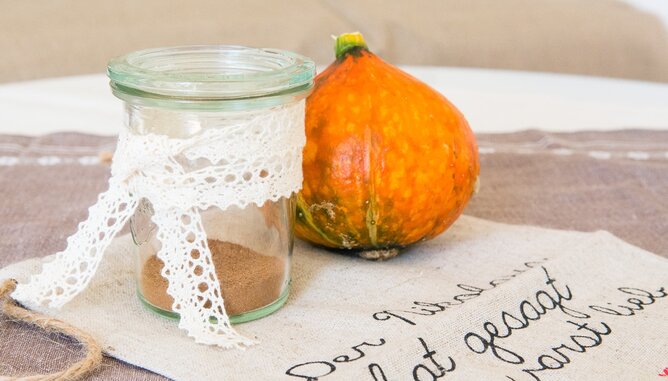 Auf dem Foto ist ein Glas mit Pumpkin Spice Gewürzmischung zu sehen. Das Glas ist mit schönen weißen Bänder verziert. | © SONNENTOR