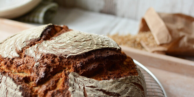 Auf dem Foto ist ein Laib Brot zu sehen. | © SONNENTOR