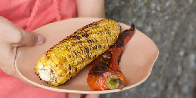 Auf dem Foto ist gegrillter Mais und Paprika auf einem Teller zu sehen. | © SONNENTOR