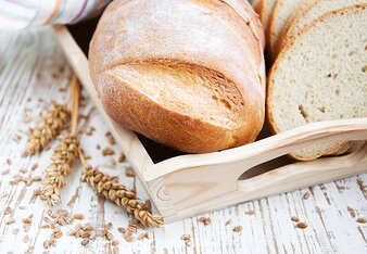 Auf dem Foto sieht man Brot. Daneben liegt Getreide. | © SONNENTOR