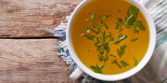 Auf dem Foto ist eine Tasse mit Fastensuppe zu sehen. Darin schwimmt geschnittene Petersilie. | © SONNENTOR