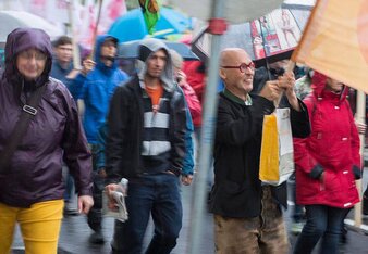 Auf dem Foto ist ein Protest gegen TTIP zu sehen. Darauf ist auch Johannes Gutmann zu sehen. | © SONNENTOR